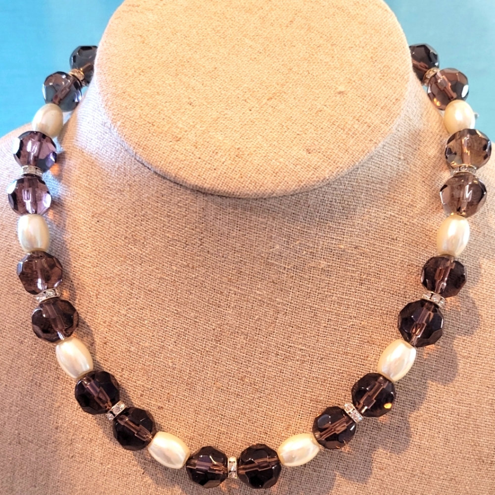BEAUTIFUL HOMEMADE 16"LONG NECKLACE WITH GLASS AND PERL BEADS